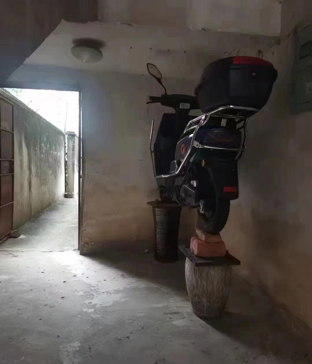 为了应对台风发大水，南方朋友们开始给车做预防措施了，各显神通...以下是常见的两