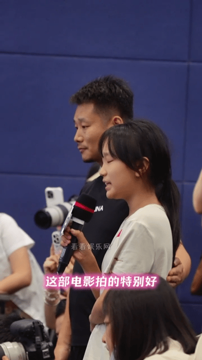 倪妮听到观众发言低头忍住哽咽 倪妮听到小观众看完东极岛的发言“它让全世界看到了中
