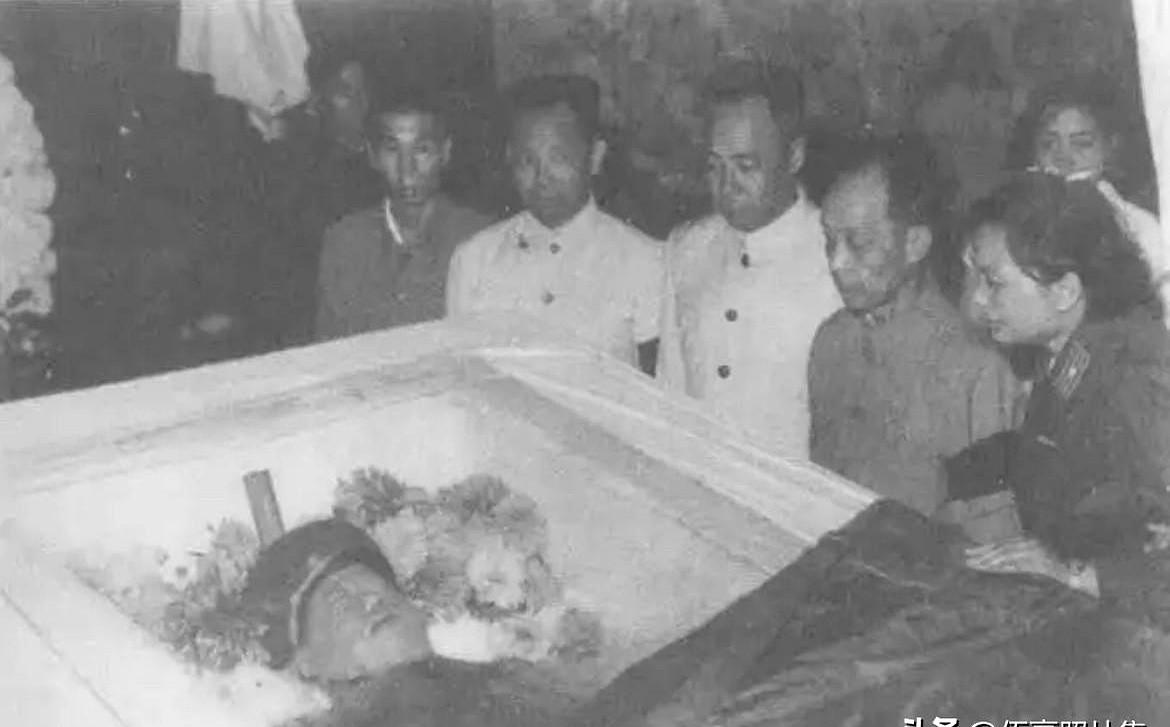 1960年7月1日，成都军区医院里一位长期带伤作战的上将停止心跳，他叫贺炳炎，4