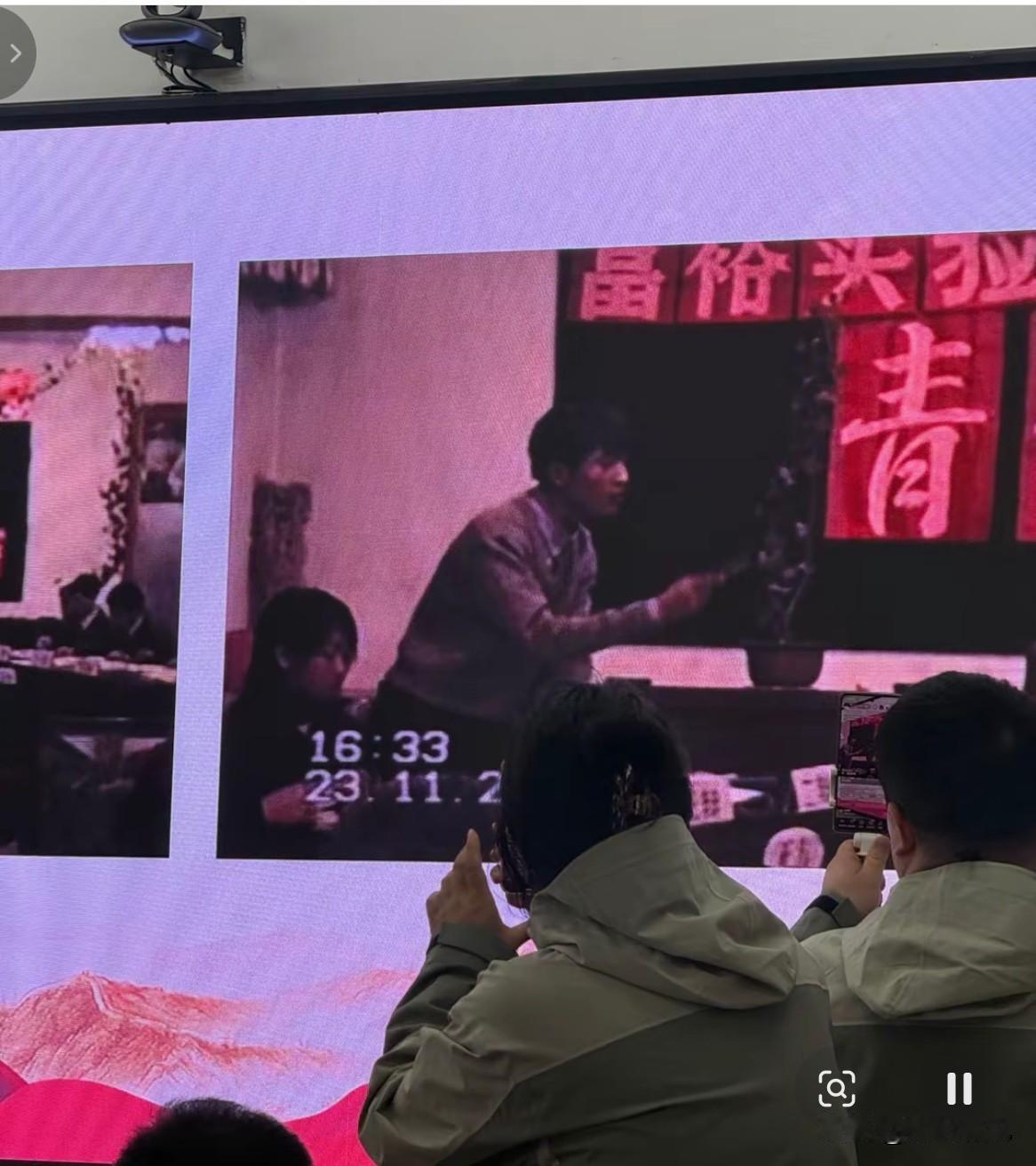 在《少年朗读者》的展演现场，一个小姑娘上台朗读，语速、节奏、神态，落落大方，完全