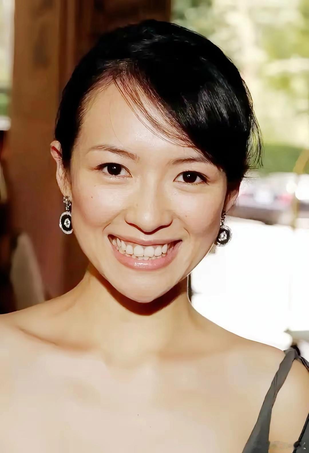 章子怡身上有种独特的魅力，不刻意张扬却自带气场，无论是荧幕上还是生活里，都能让人