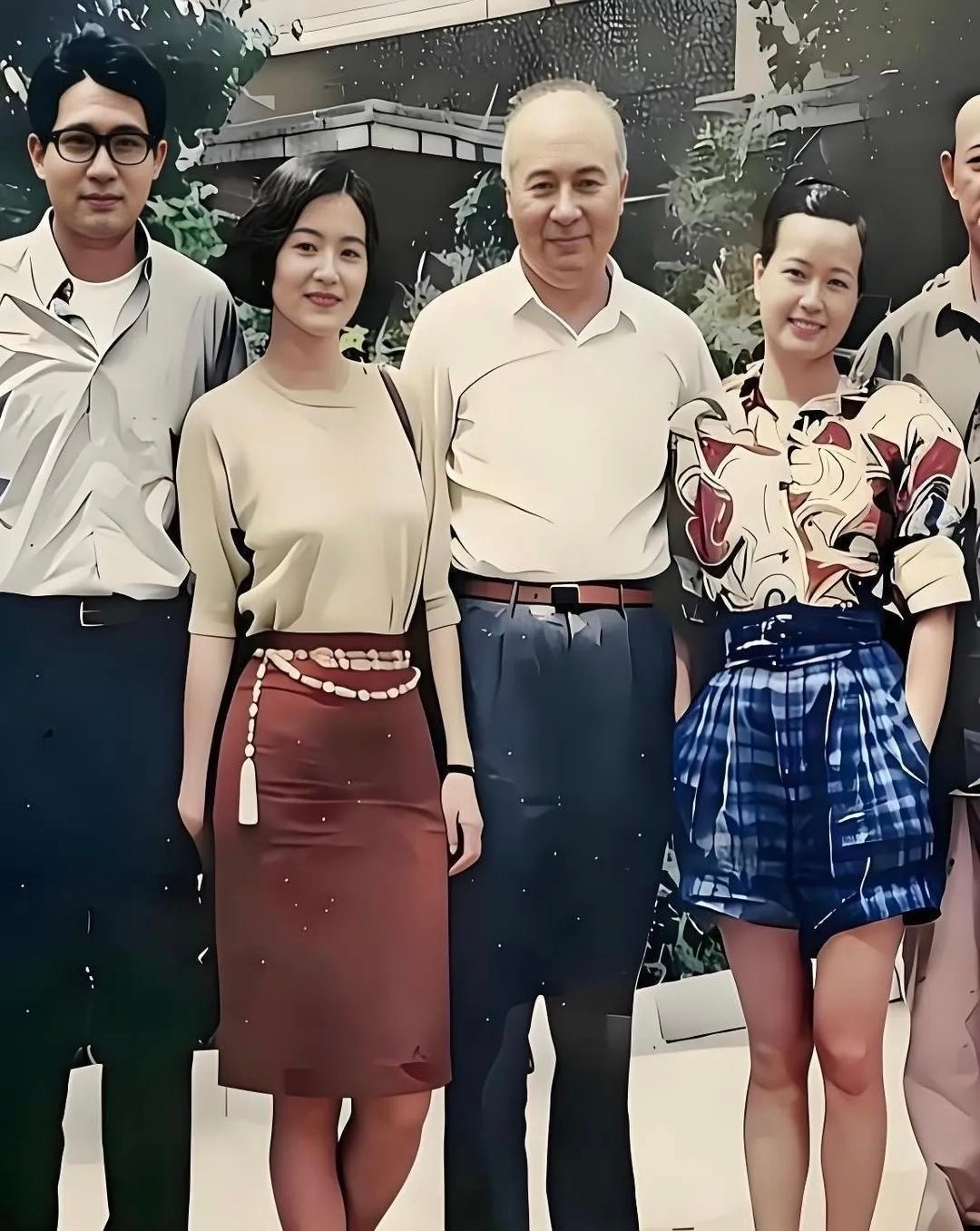 一张照片，暴露了80年代真实的贫富差距。左边是港台的秦汉、林青霞，精致得像画报。