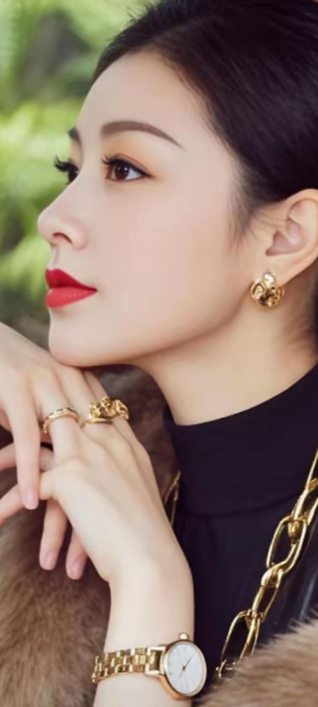 优雅红唇，金饰闪耀，时尚黑衣，气质非凡。