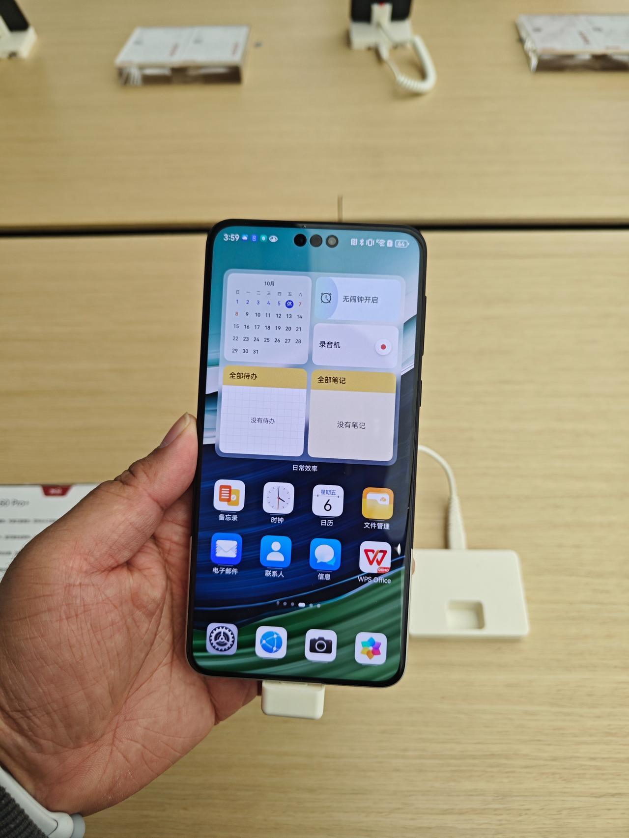 #Mate60系列缺货现象双十一后或缓解# 前几天我去华为实体店问华为Mate 