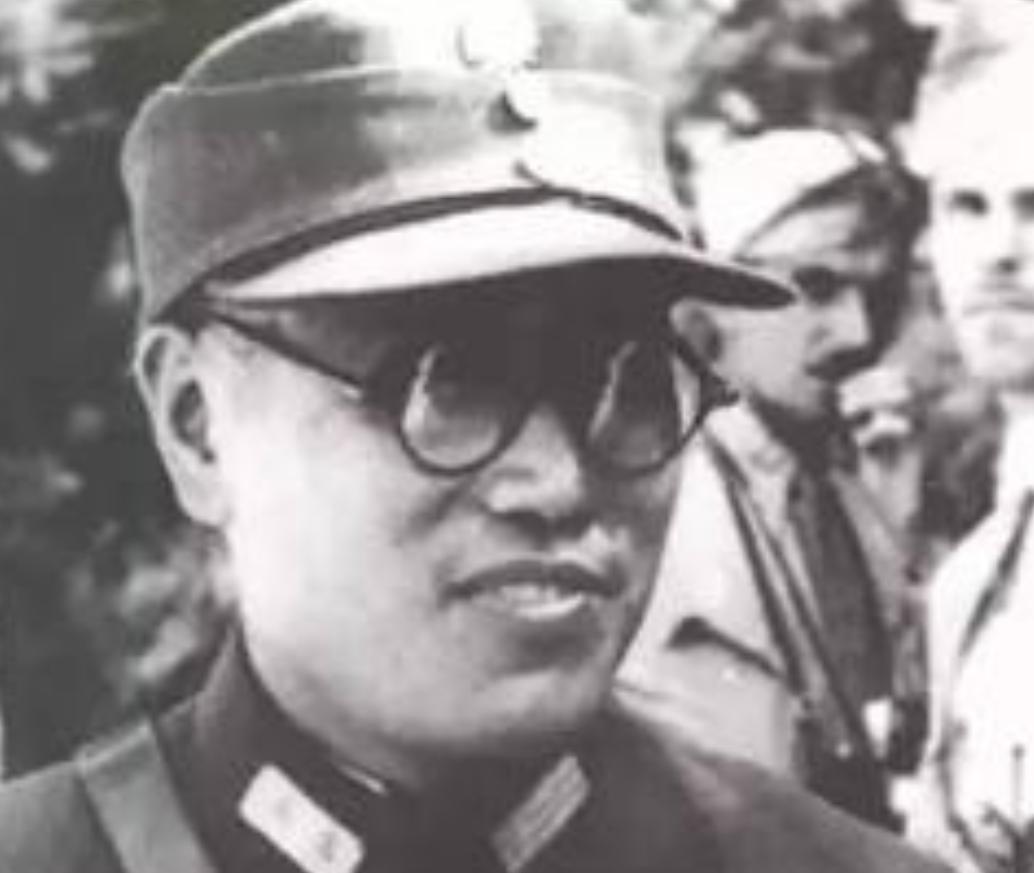 廖耀湘被俘后，刘亚楼设宴款待，可宴上他傲慢无礼，将酒杯摔在地上，破口大骂，气得脸