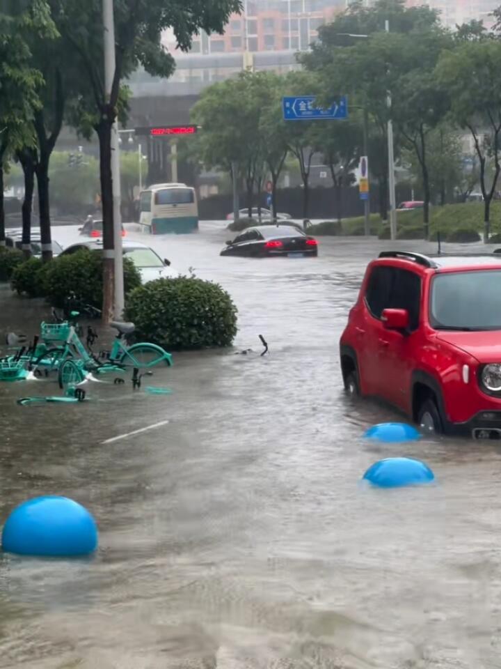 无锡雨下到全国第一今天的无锡适合漂流，适合看海！无锡的同学，你们还好吗？ 