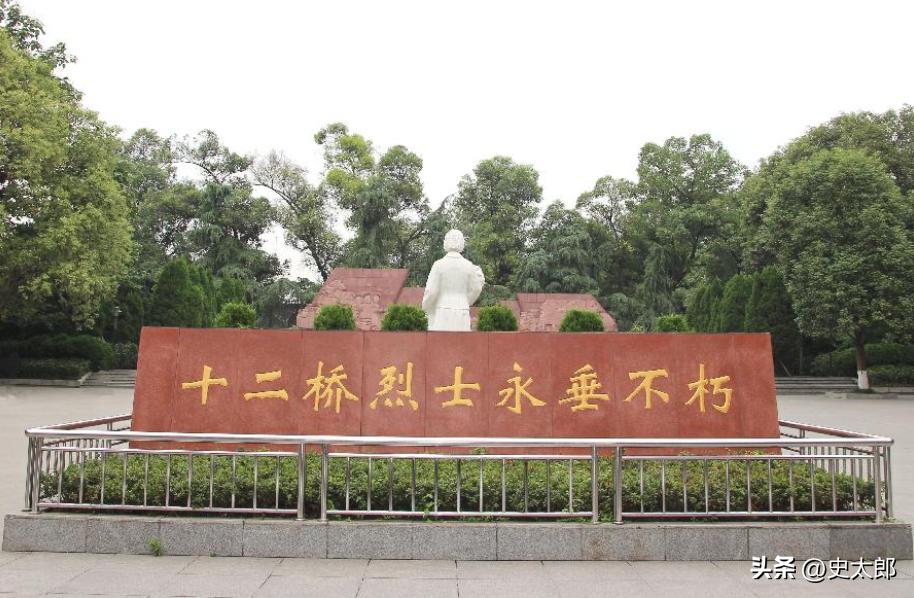 1949年深冬，大势已去的国民党在成都展开最后的血腥清算。将军衙门监狱阴冷肃杀，