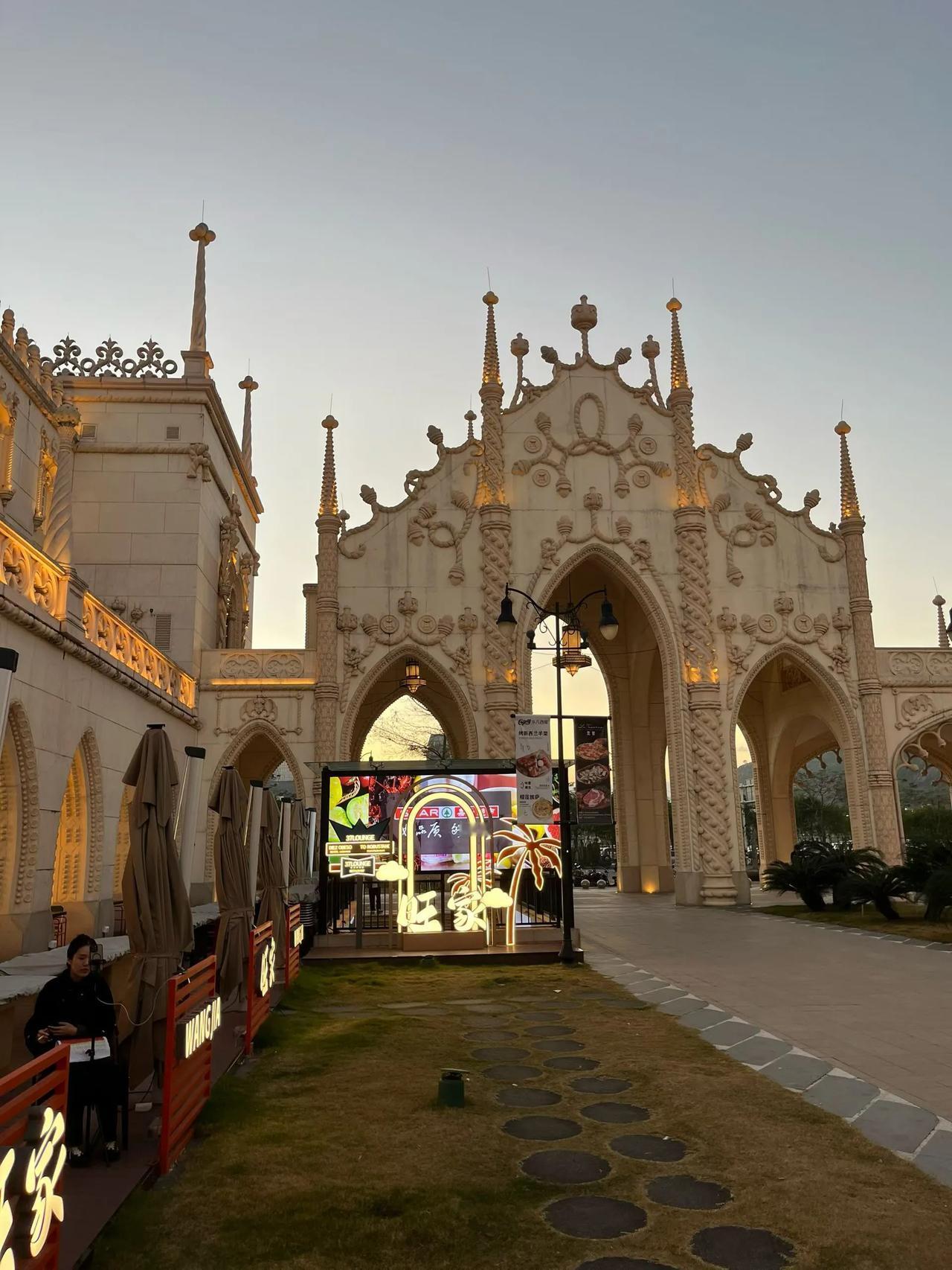 珠海打卡影集：
（人间至味是清欢）
1、励骏庞都广场：2019年开业的大型葡式风