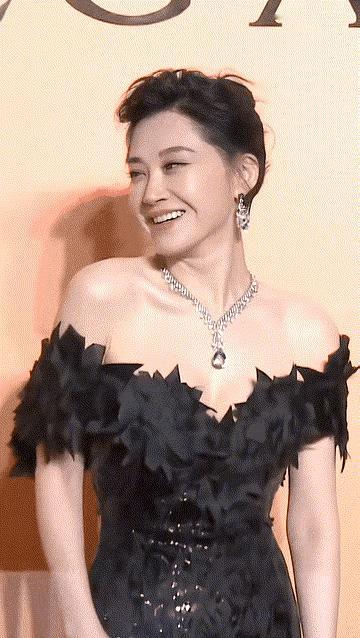 许晴，几乎结合了所有女星的优点，年龄越大越迷人。