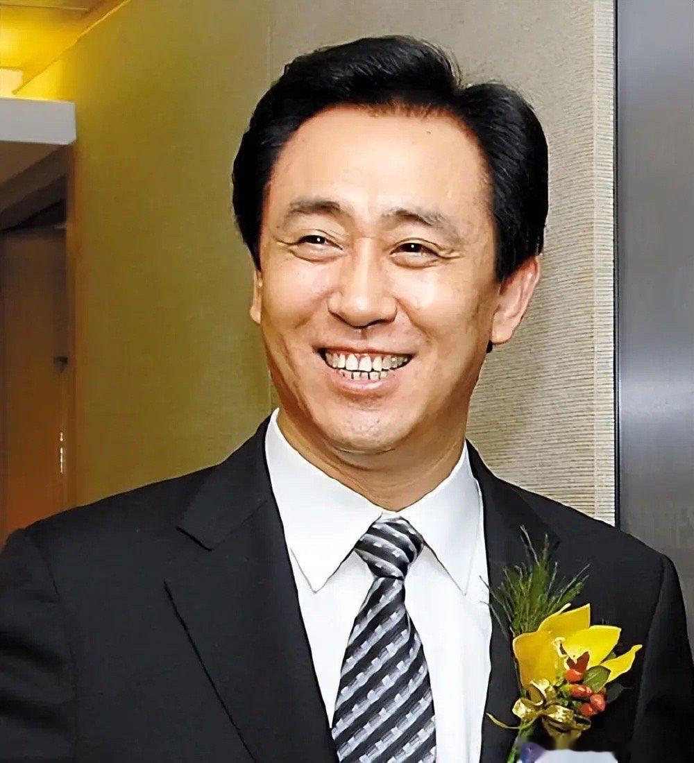 许家印和王健林为什么不一样？许家印负债2.4万亿，国家给了他两年时间来力宝保保交