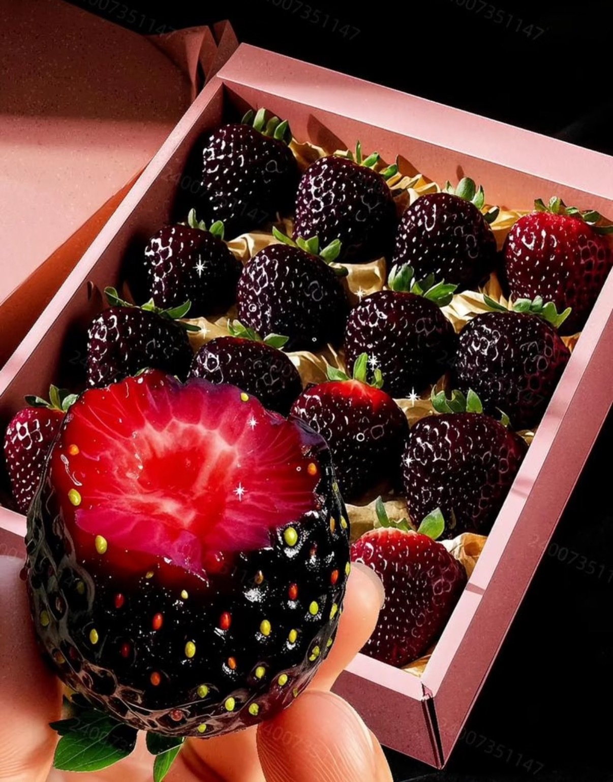黑草莓我真的要笑疯了我一直以为黑钻草莓是天生黑皮是那种从小喝墨水长大的贵族草莓结