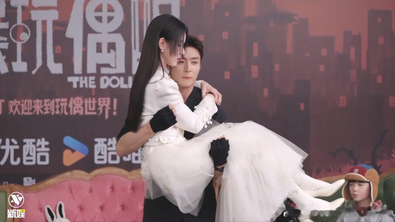 陈靖可深蹲公主抱陈都灵陈都灵陈靖可深蹲公主抱 今天也没变成玩偶呢直播陈靖可不愧武