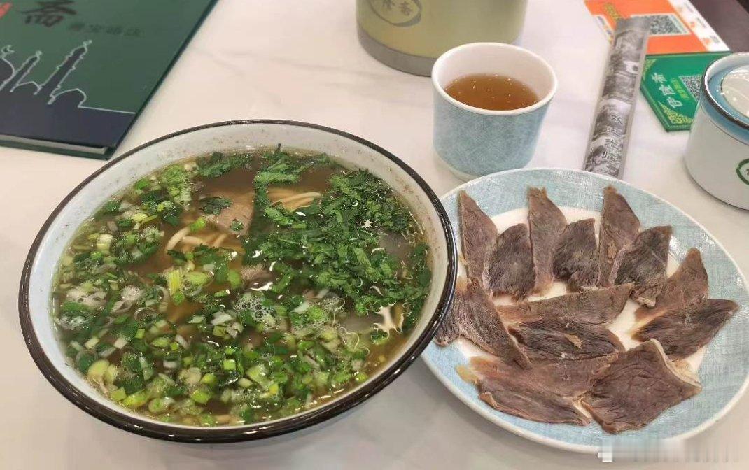 没吃早饭，上了长城，中午必须补回来。 ​​​