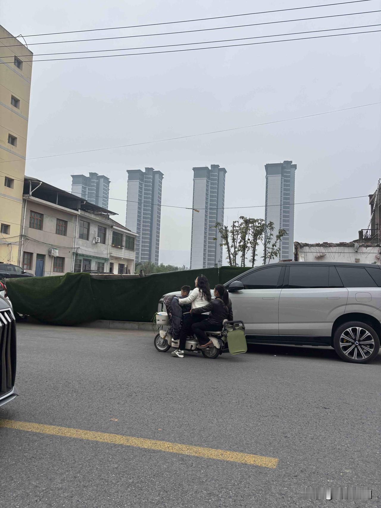 作者加速成长计划蓝田白鹿路这里，是不是进鹿鸣湾一期，二期那里的路，河堤路那边应该
