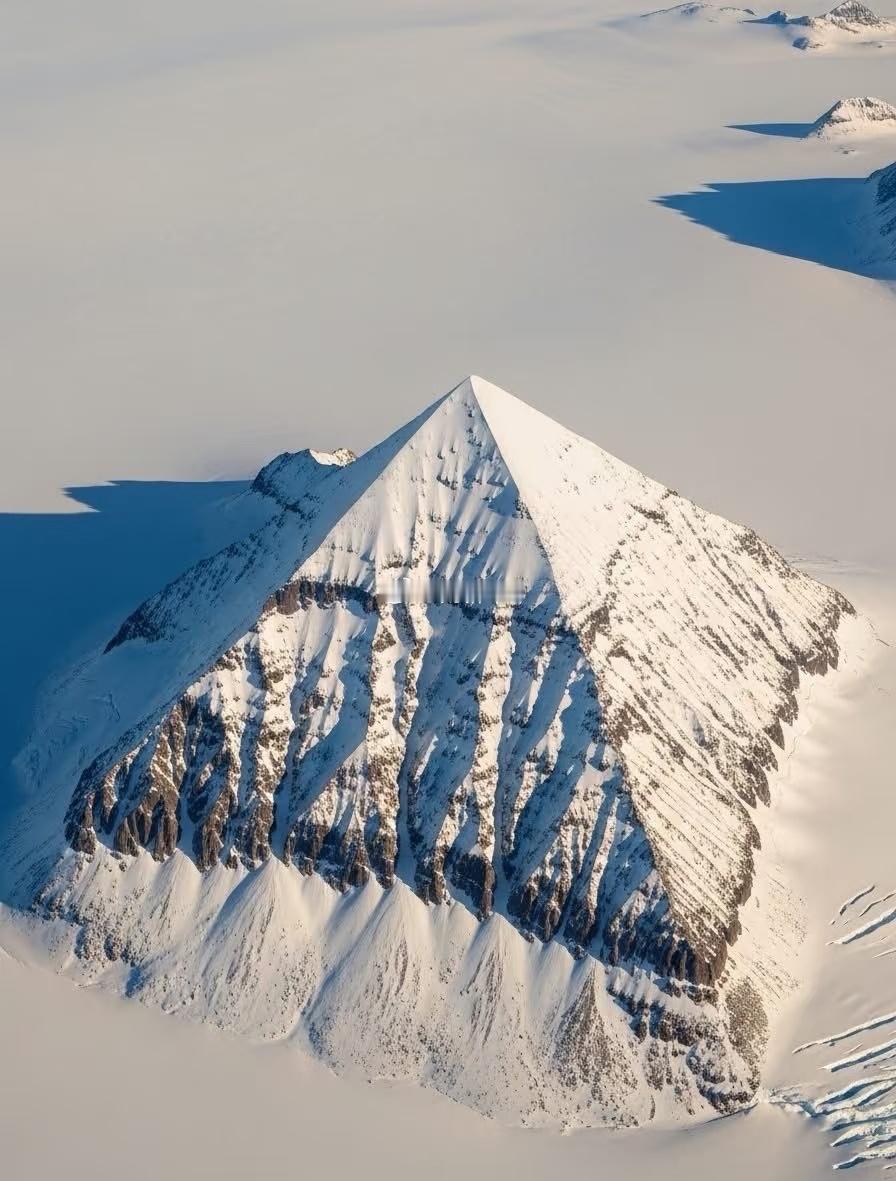 南极发现一座单体“金字塔”，专家称“其为自然形成”的山体。 