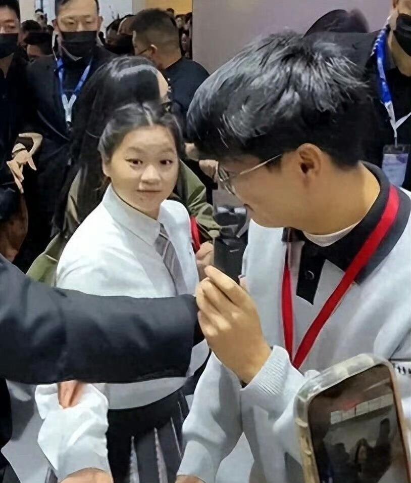 19岁全红婵现身上海：有人挑刺穿搭，有人吐槽身材，我只看到一张福气脸 ​