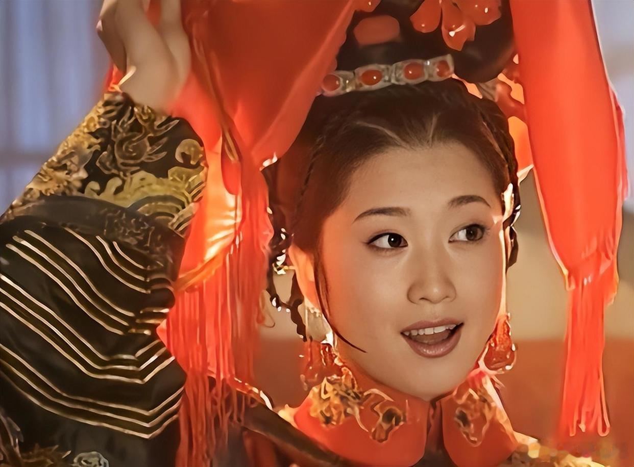 1665 年，康熙娶了 12 岁的赫舍里氏。洞房时，等不及的赫舍里氏自己扯下盖头