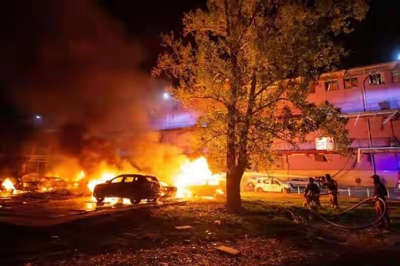 外媒：俄罗斯发出最严厉警告，或将轰炸基辅，西方已陷入巨大恐慌。

塞浦路斯记者亚