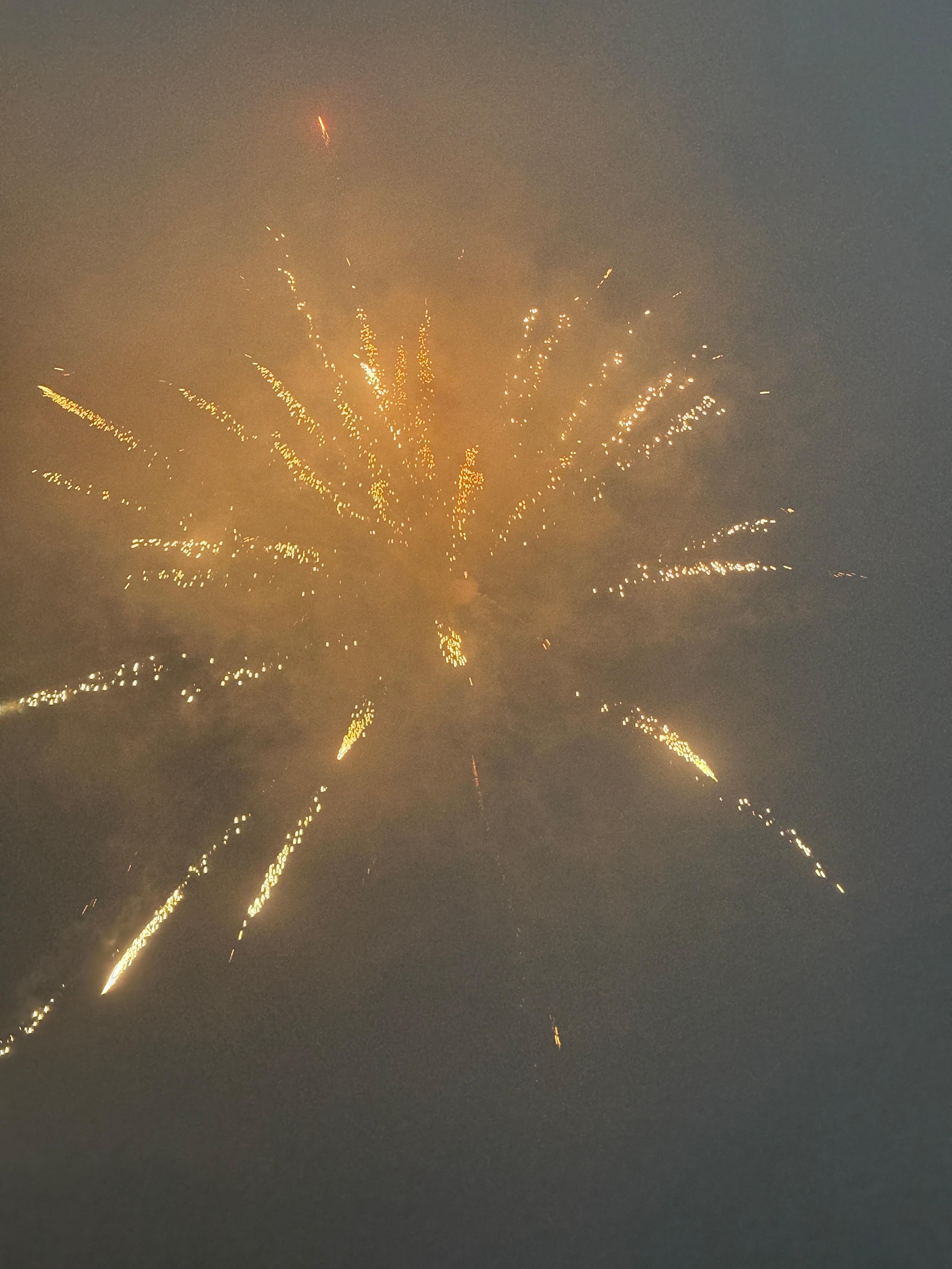 iPhone烟花模式看了一下我去年用苹果手机拍的烟花，没有设置好，确实不太好看今