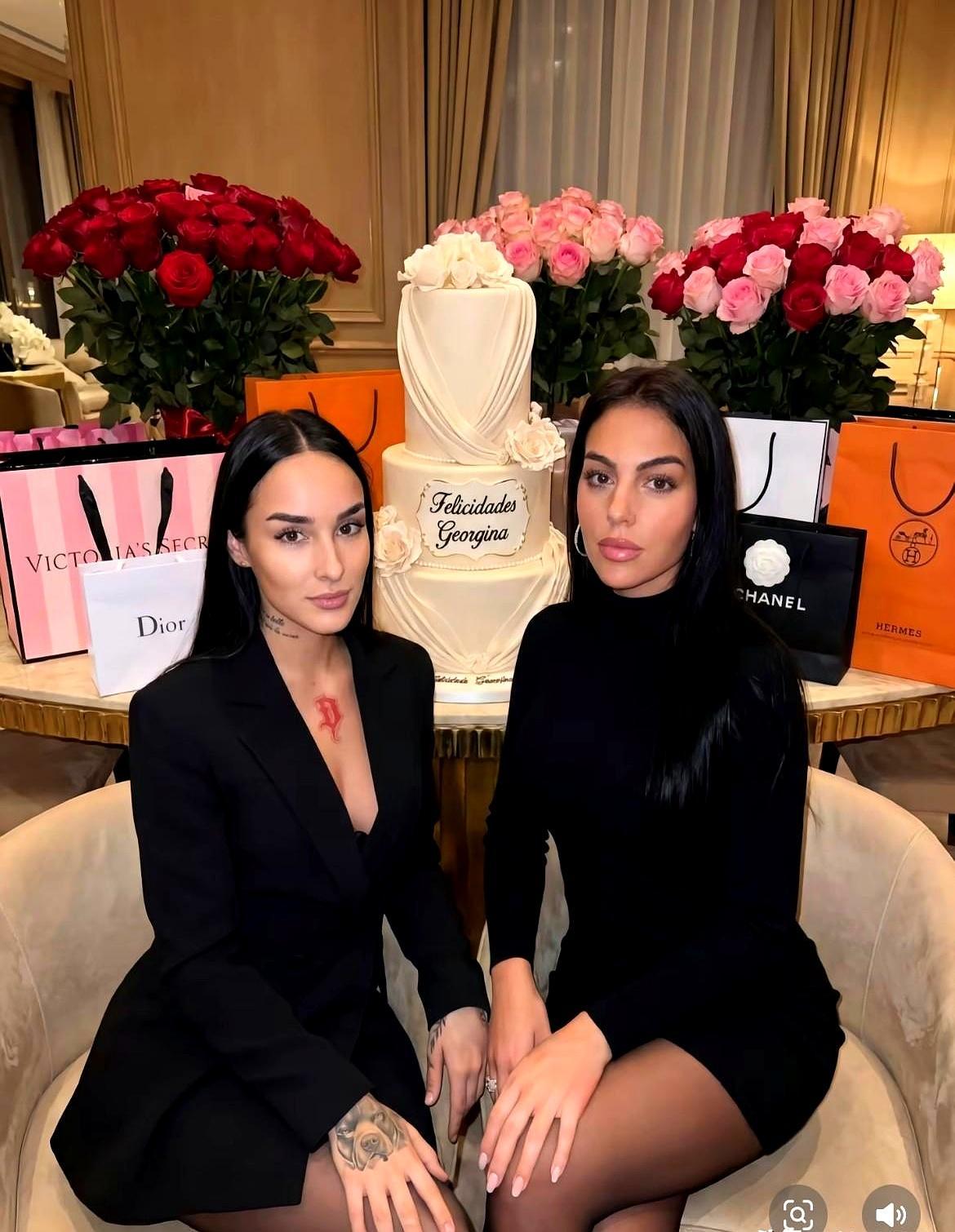 C罗家最受尊重的女人，可能不是乔治娜，而是她那个在小镇读心理学的姐姐。
 
你看