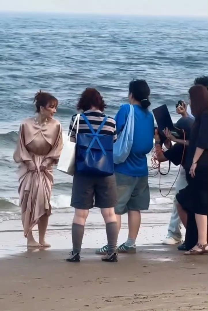 吴昕这路人缘……

在阿那亚海边，有人看到一群人长枪短炮地围着一个人拍摄，很是鄙