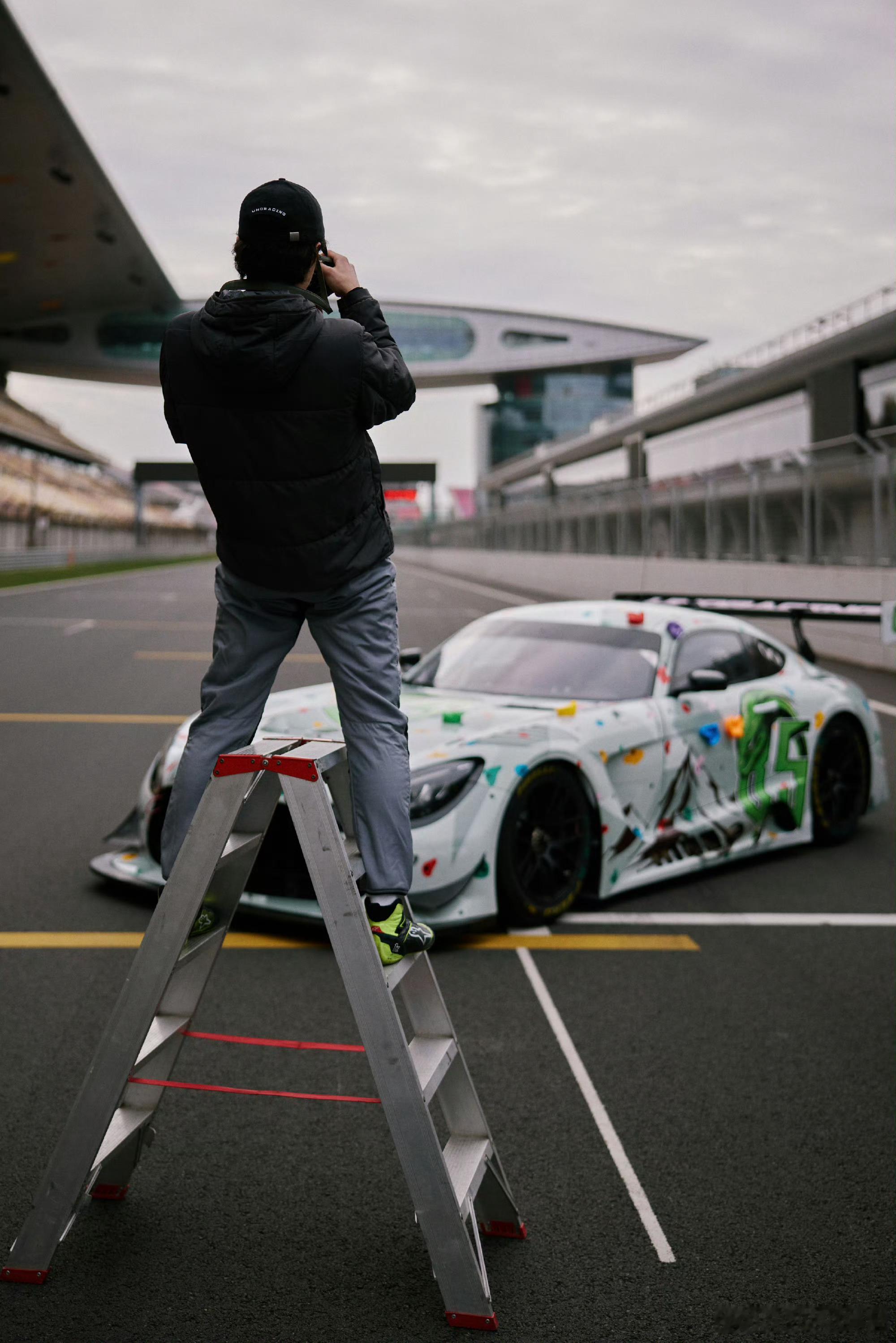 王一博 一生要出片的中国男人太好笑了王一博干什么我都不奇怪 