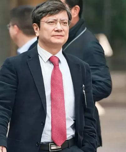 郑强教授一句话让国人都震惊了：民富不等于国强。如果我们跟老美干起来，跑的最快的可