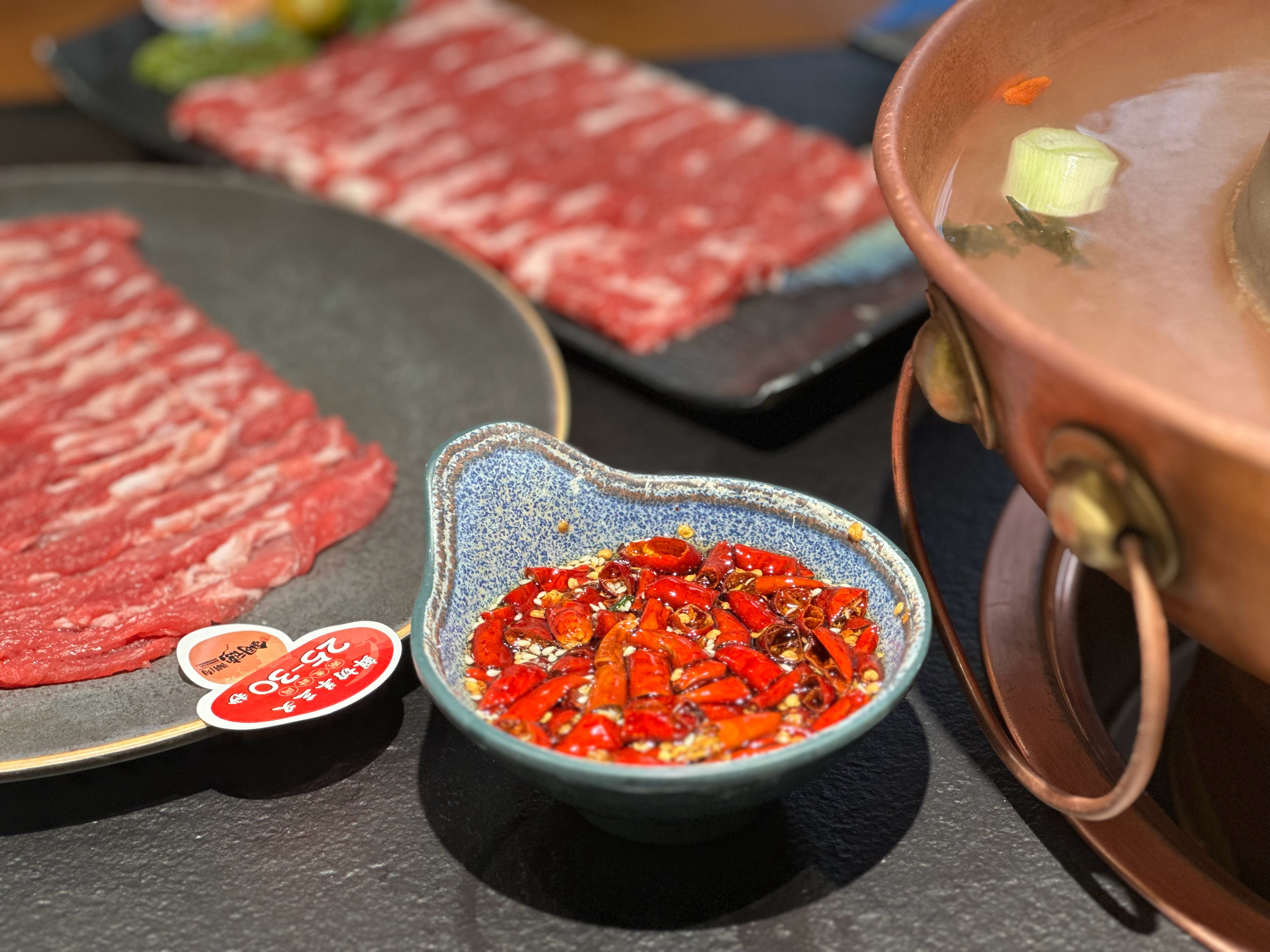 吃火锅的时候如果来一份现炸的辣椒油就太棒了老好吃了[作揖] ​​​