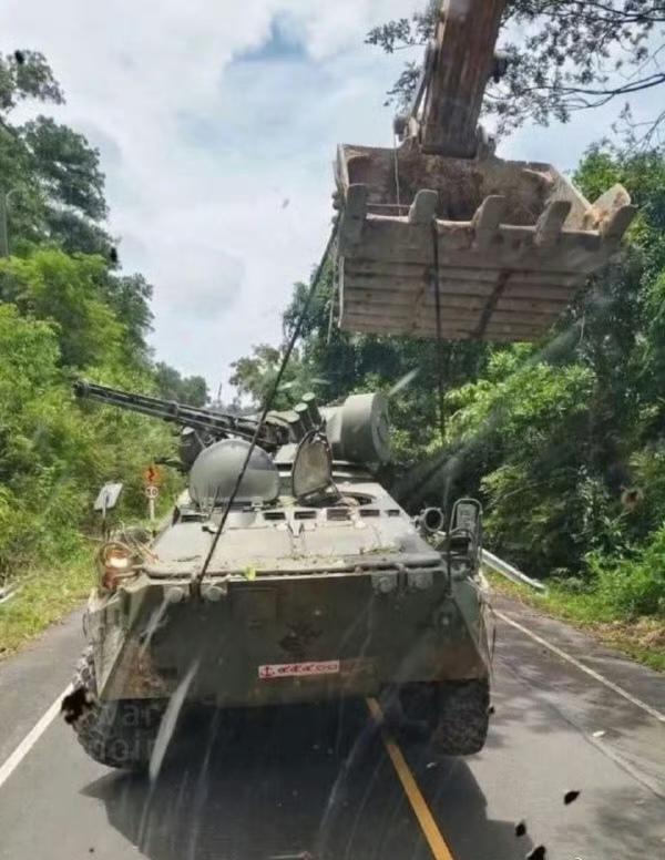 柬埔寨军队缴获了被泰国军队遗弃的乌克兰BTR-3装甲运兵车。 ​​​柬埔寨