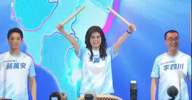 就在刚刚，中国“国民党主席”郑丽文发表声明，

7月25日国民党全代会，郑丽文上