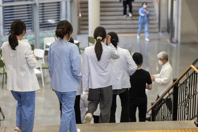 这是不公平的。要是真的要比试一番，倒不如在整个医疗界开展一场治病医术的大比拼，各