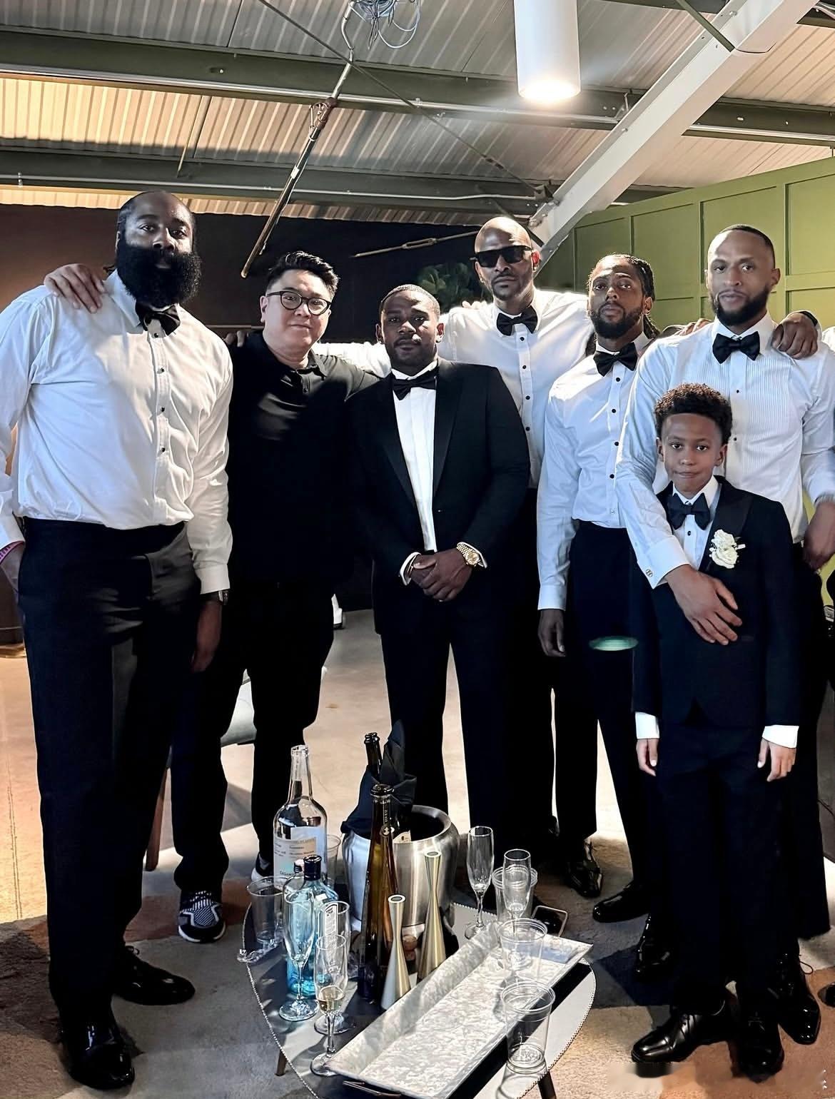 哈登[超话]  哈登回国参加了好友的婚礼。 ​​​