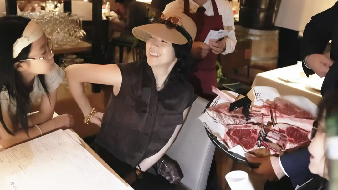 章子怡温网神奇的社交圈章子怡也逃不过暑假带娃奔赴温网感受网球魅力，一路上不断偶遇
