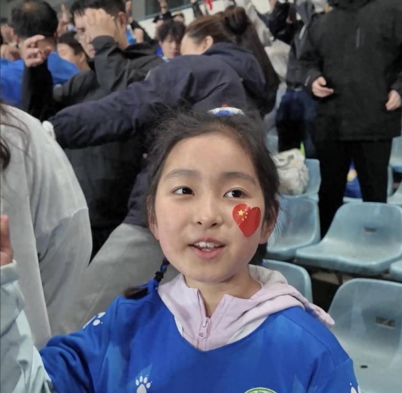 太暖心又太幸运！4月29日一群可爱的“小福娃”球迷，没做完作业就奔赴奥体排练，忙