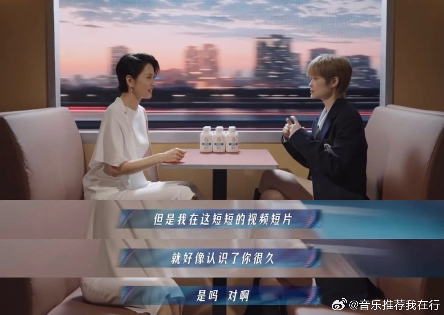 李宇春听了很多年梁咏琪的歌谁能想到私下里也是梁咏琪的忠实听众，这般奇妙的身份重合