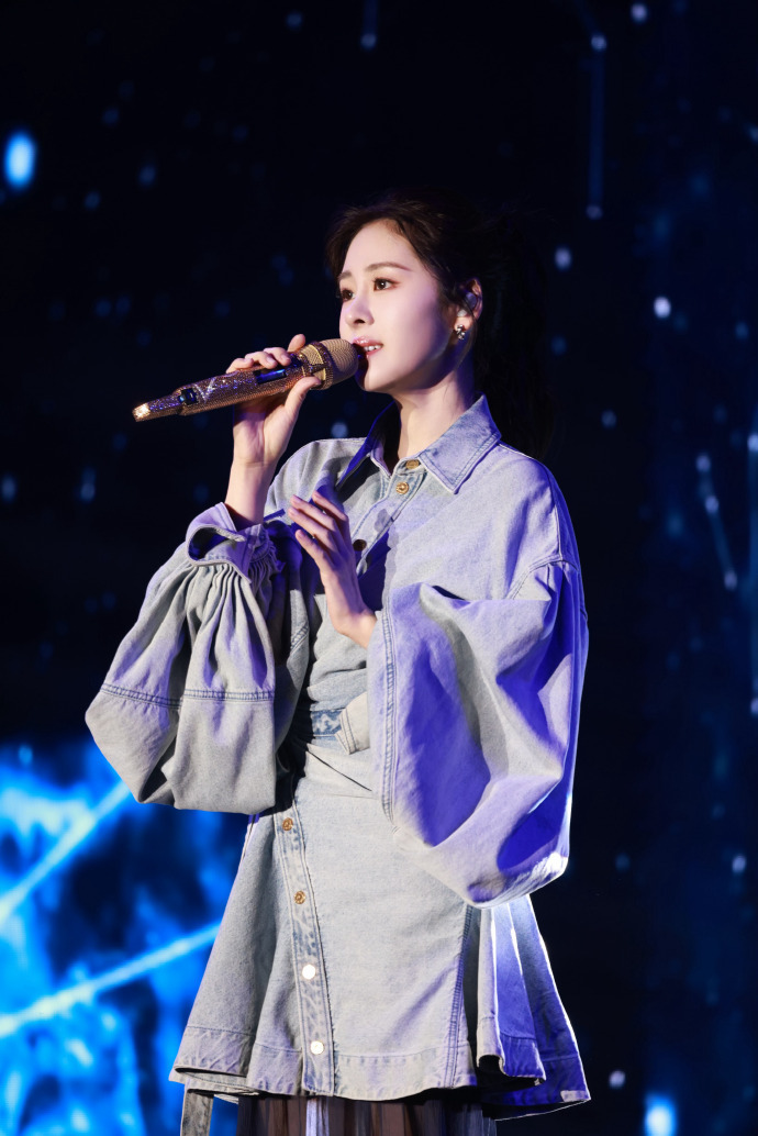 张碧晨搞笑艺人属性藏不住了一开口就笑翻全场，搞笑天赋挡都挡不住，为了涨粉主动和大