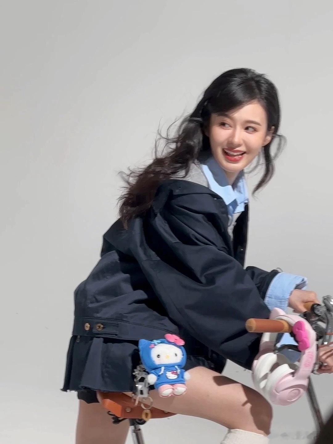 #郑合惠子 都市妹感# 谁说都市只有忙碌？看惠子姐轻松驾驭各种风格，从书店到街头