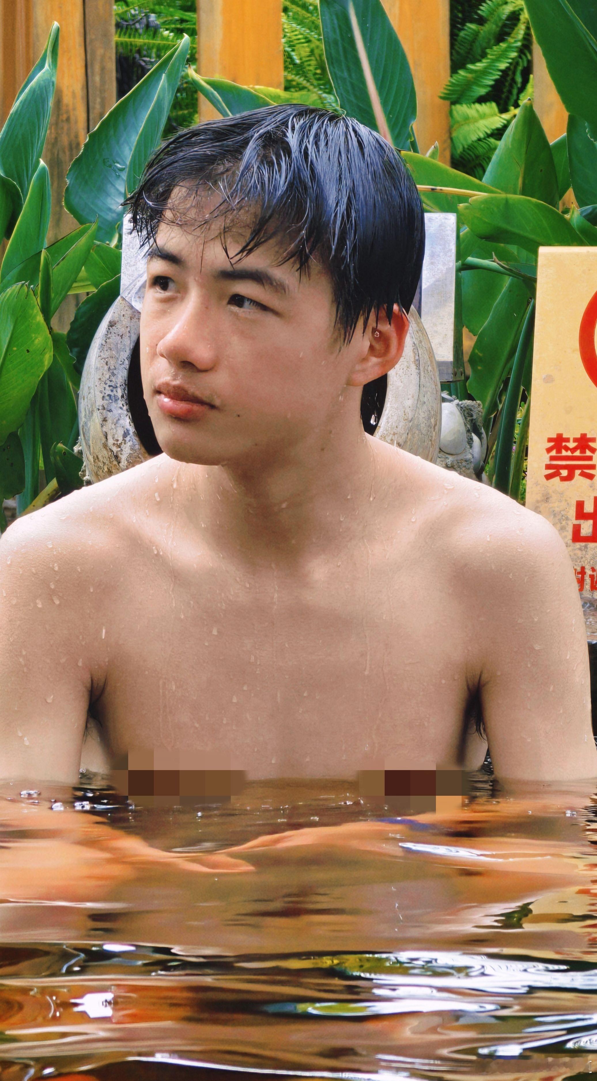 你们从小看着长大的那个小男孩已经长大了[可爱][可爱][可爱] ​​​