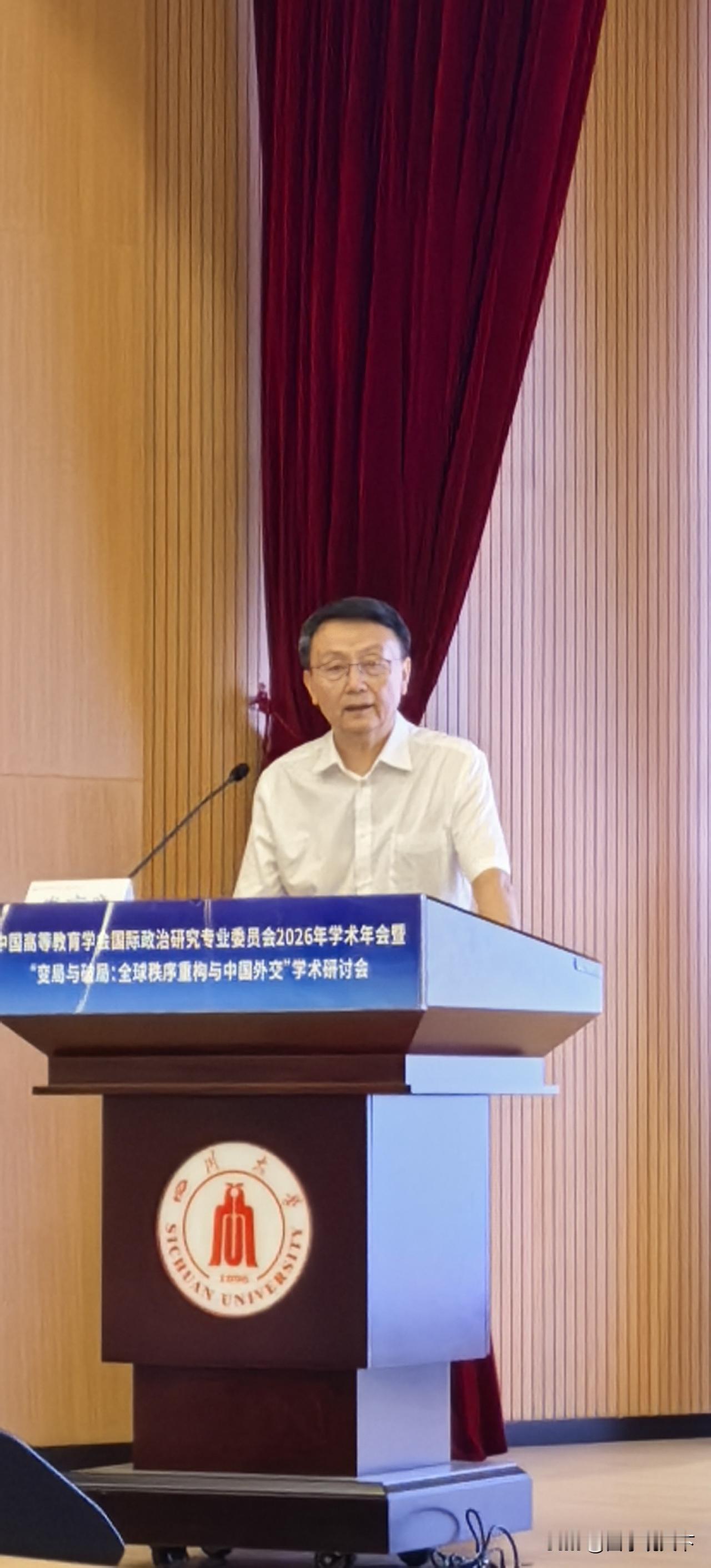 北京大学国际关系学院原院长贾庆国教授提出了“两极化是好事还是坏事”的问题，他在四