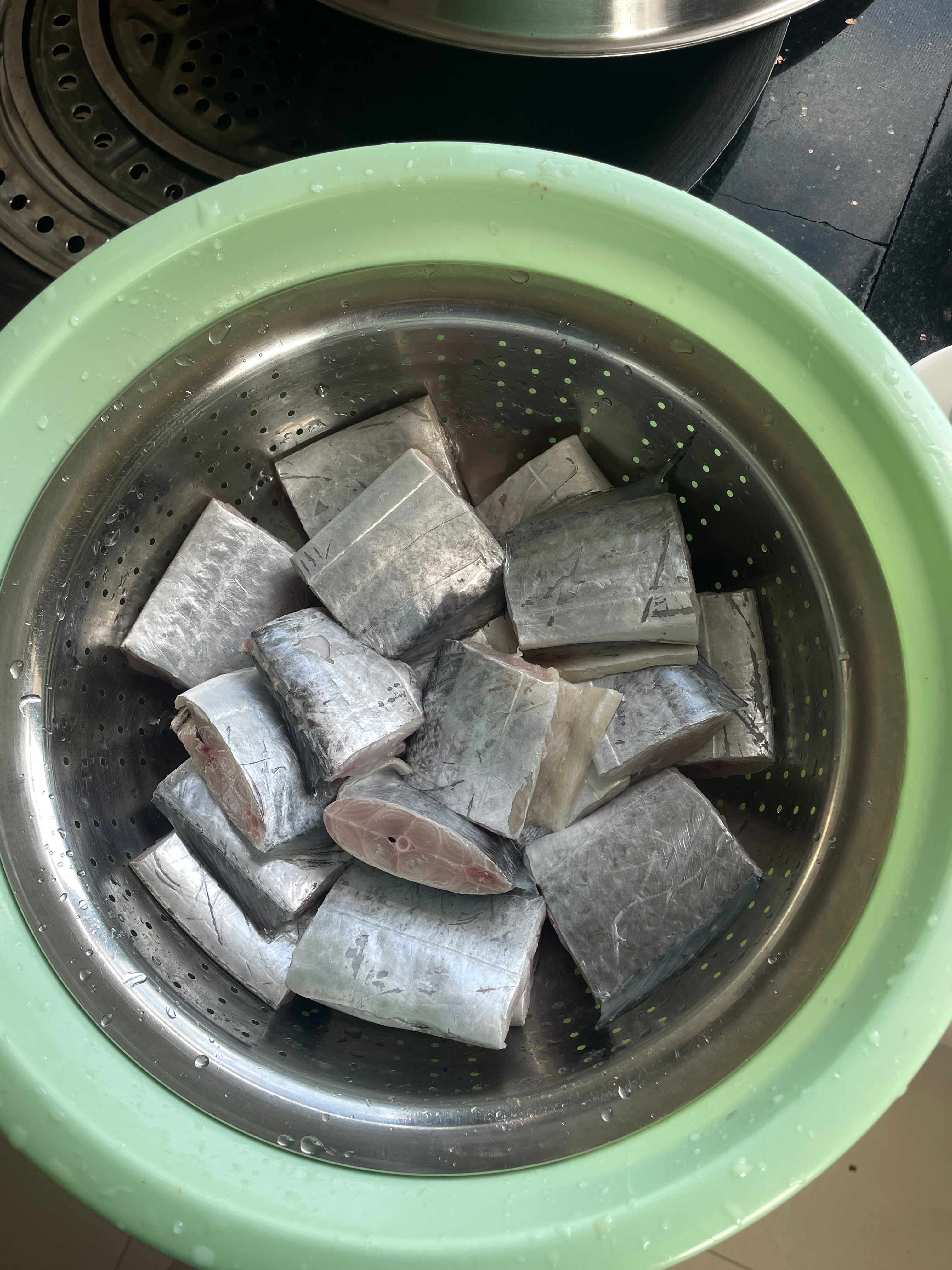 早起散步到我爸这儿吃早餐，猪油炸了三颗黄澄澄的土鸡蛋，煮了一碗萝卜丝带鱼面，宇宙