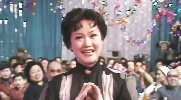 马年春晚若缺李谷一，“除夕仪式感”是否再难圆满？这一疑问，似在叩问春晚经典记忆与