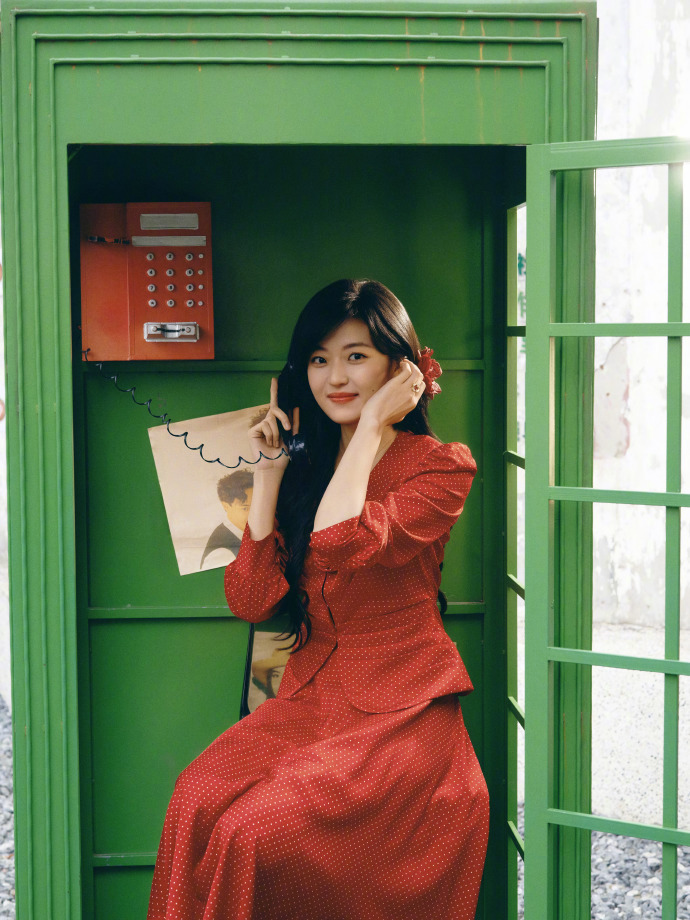 孙千经济上行时期的美孙千一袭红裙明艳又大方的舒展姿态，经济上行时期的美也就是这样