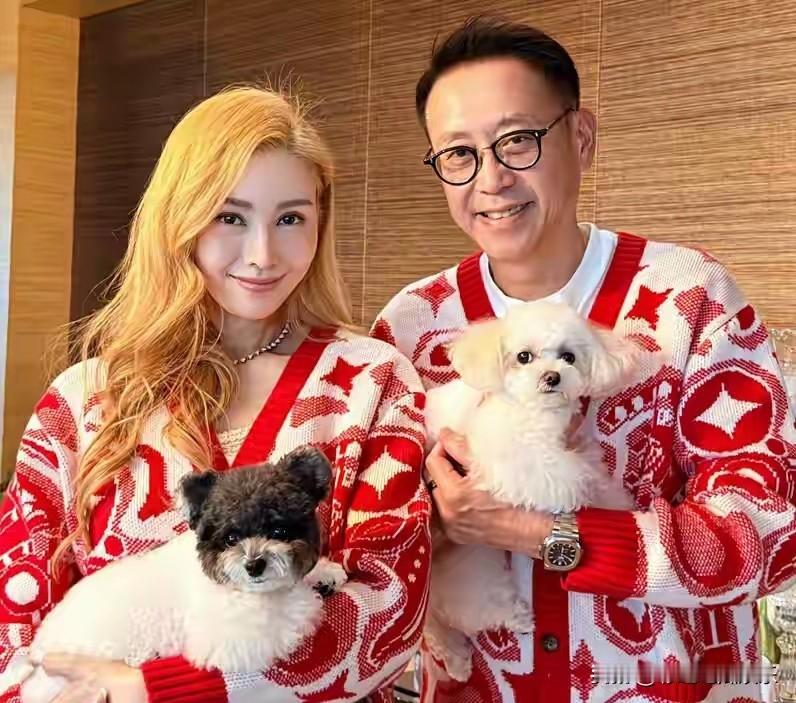 李嘉欣正月初二给大家拜年了，她染了新发色混血感更强了，立体的五官看起来年轻漂亮，