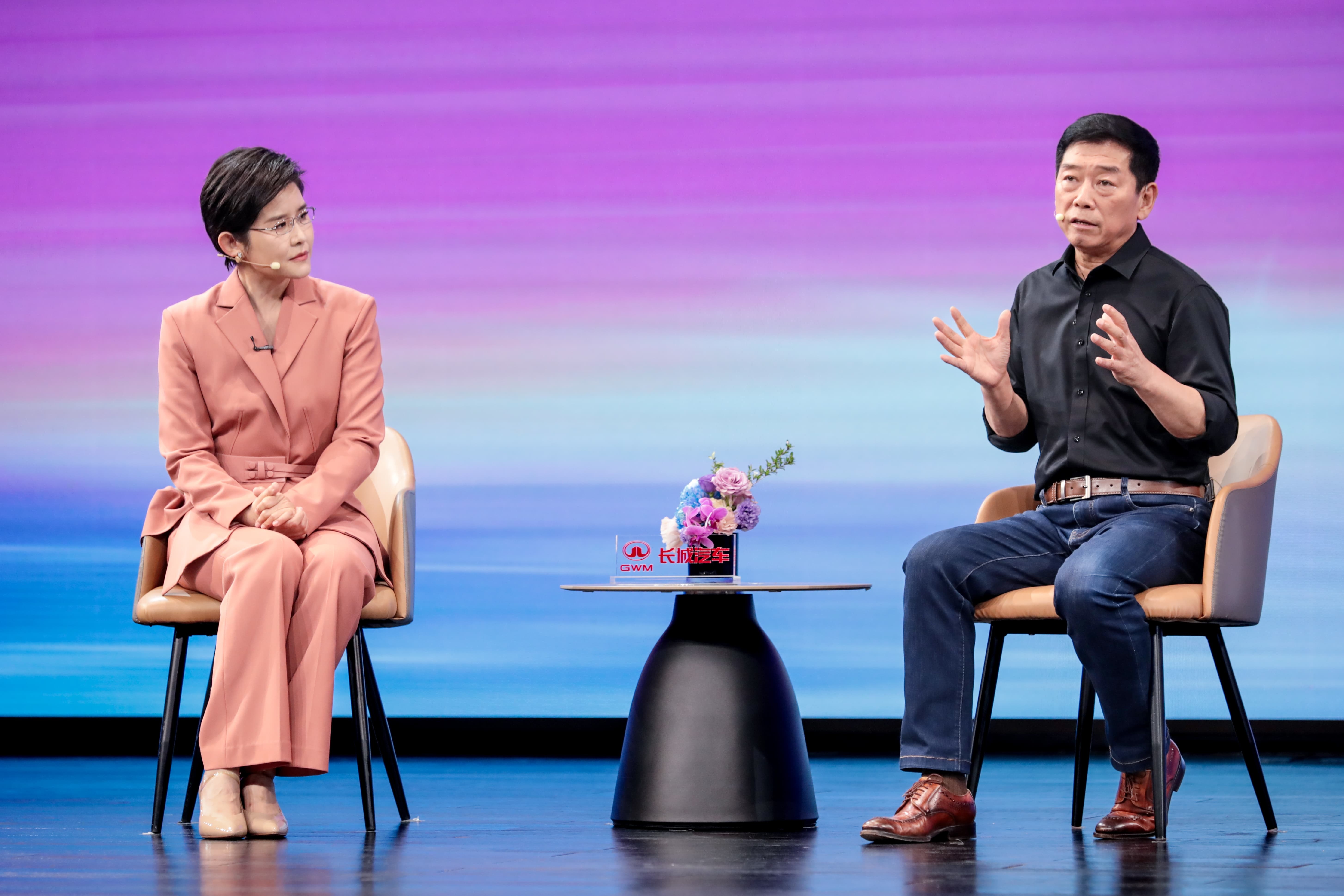 魏牌V9X上市 魏牌V9X这款AI豪华六座旗舰正式上市，34.98万起，这个价格