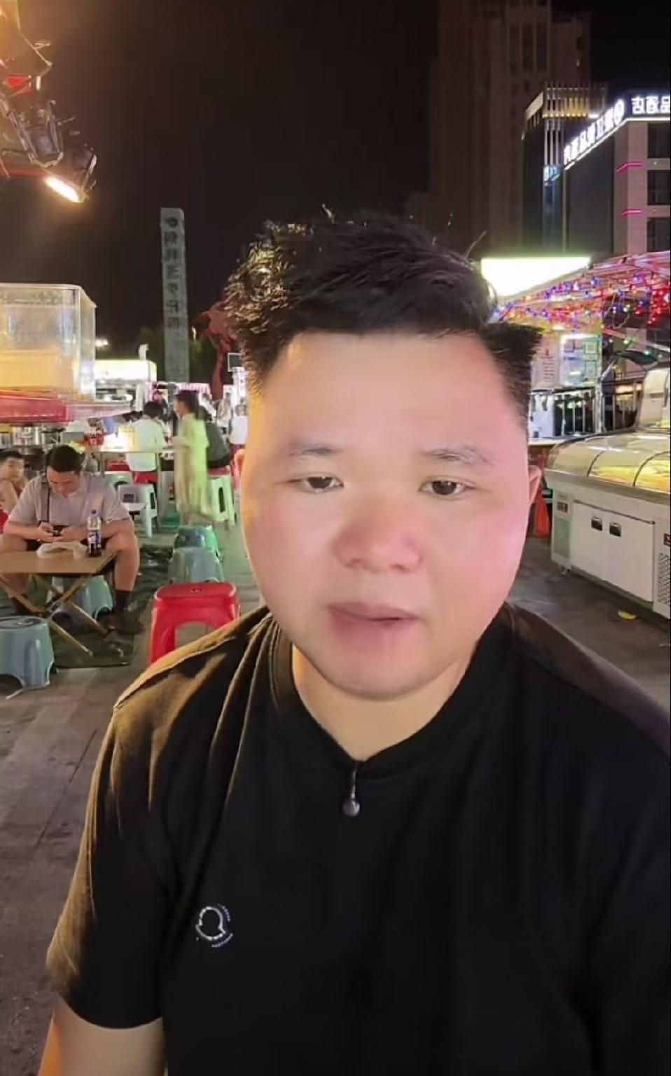 二蛋昨天晚上开启了直播，在直播间和粉丝朋友们热情互动。

二蛋说，钱是王八蛋，但
