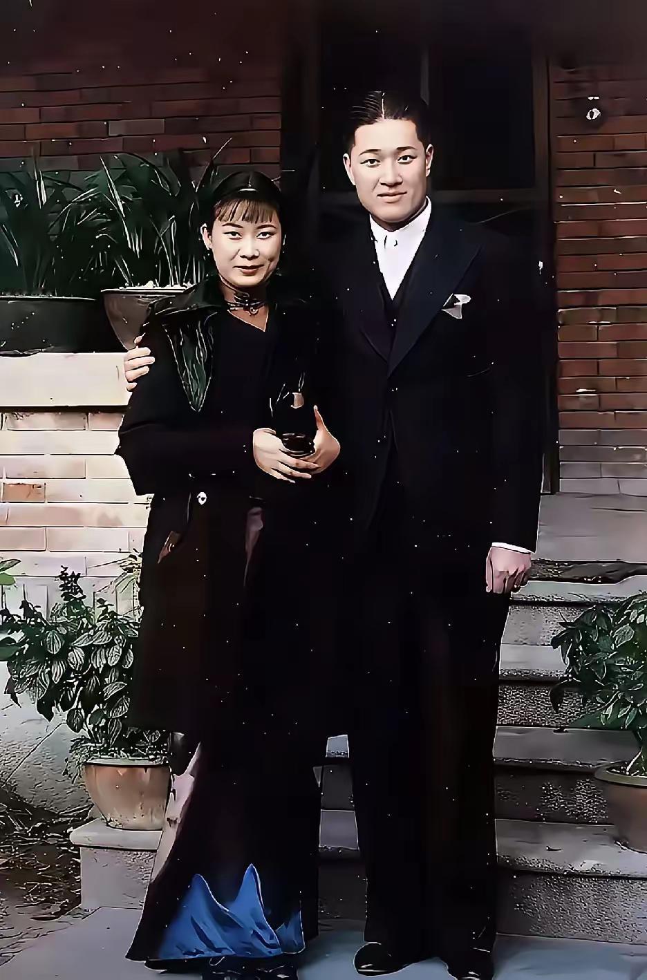 这是民国影后胡蝶和丈夫潘有声并肩而立的温馨画面，都看看吧，照片拍摄于1936年。