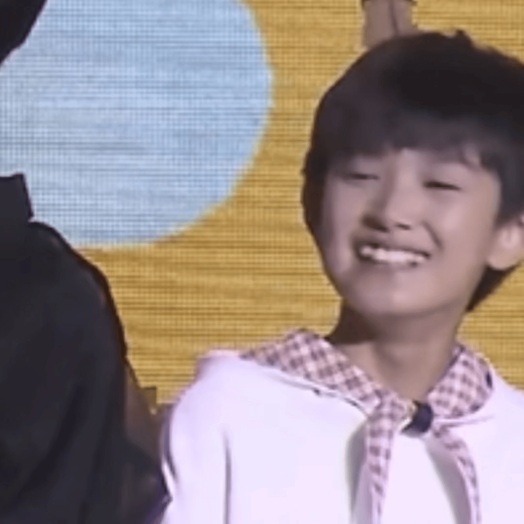 缺牙巴的小豆子 好想咬一口[笑cry]张极05后第一男歌手 ​​​