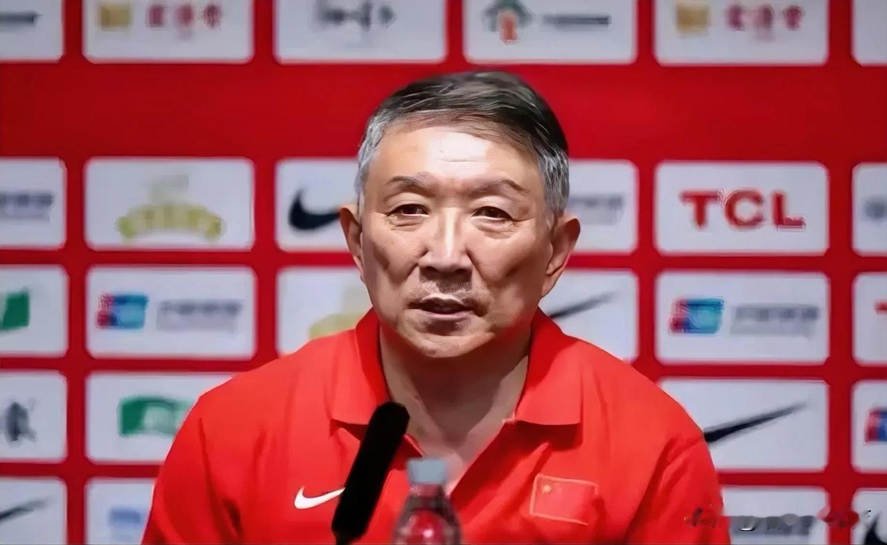 就想问问宫鲁鸣，你有内线王炸组合，为什么总是让队员在外面乱打，只有一个能强突篮下