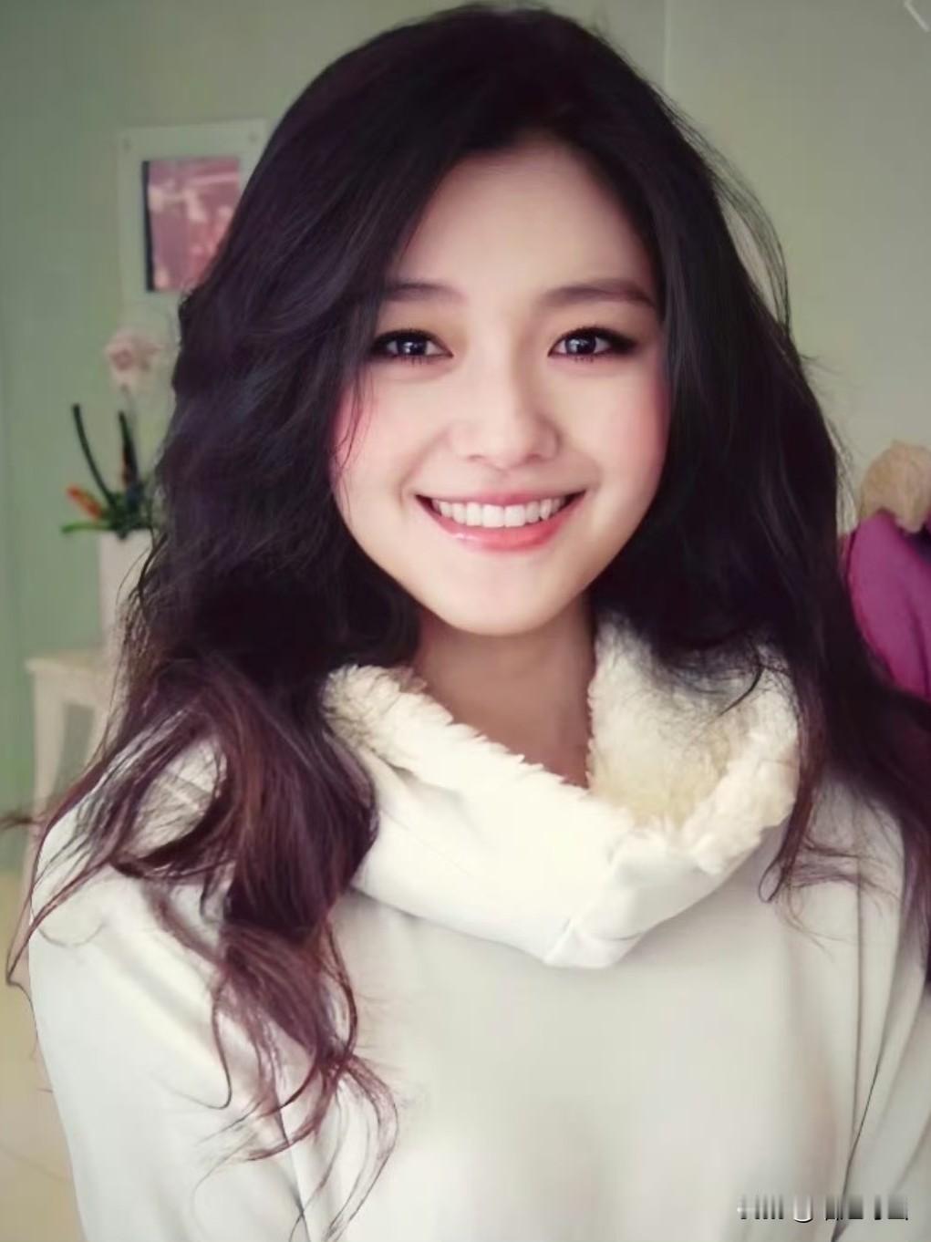 天哪，原来不止雕像丝毫没有大S的影子，竟然连墓碑上都没有她自己的名字。这是什么操