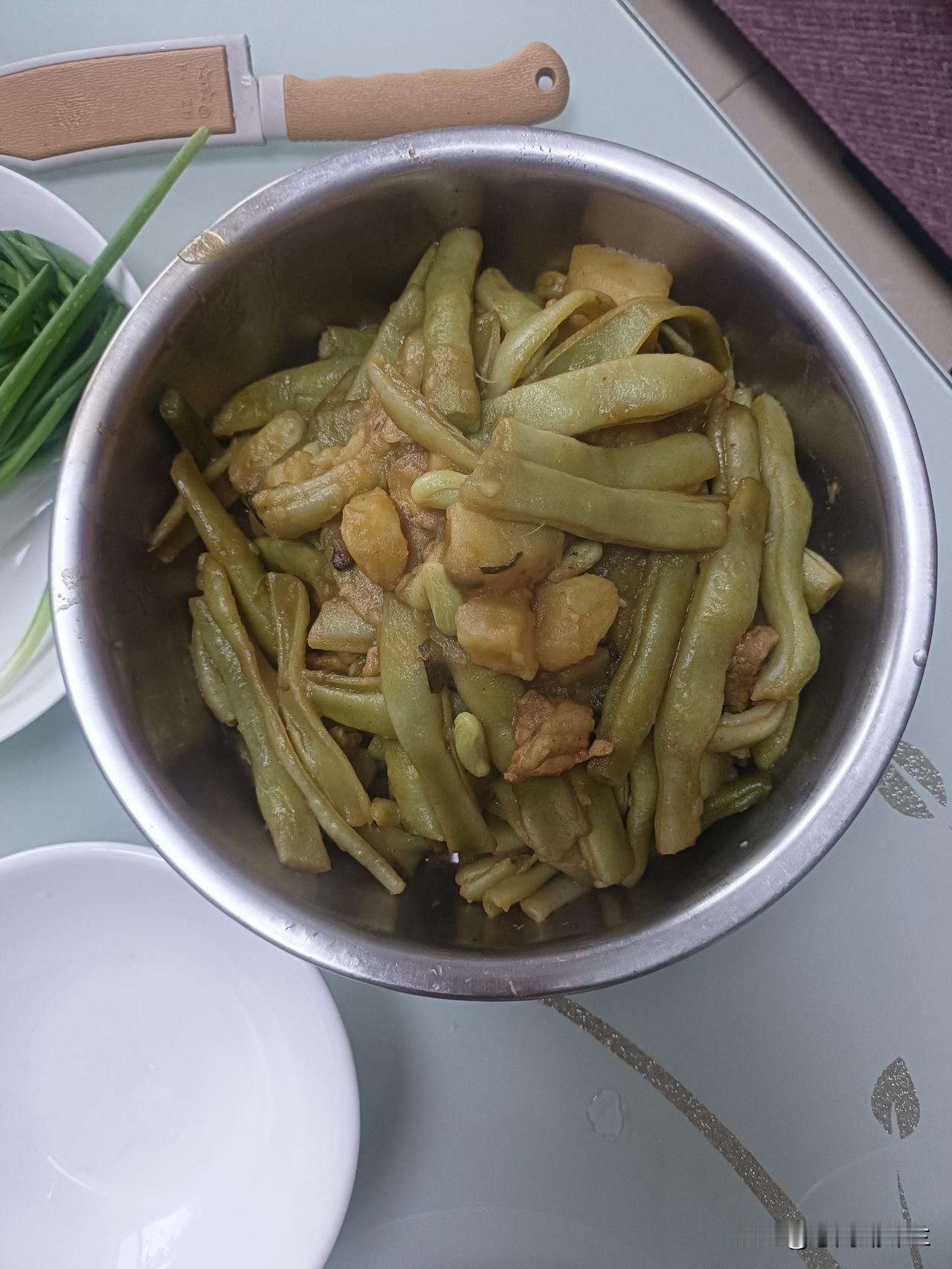 今天中午我家两个菜，豆角炖土豆，鸡腿香肠。

上午去市里开中药，我就在市里吃饭，
